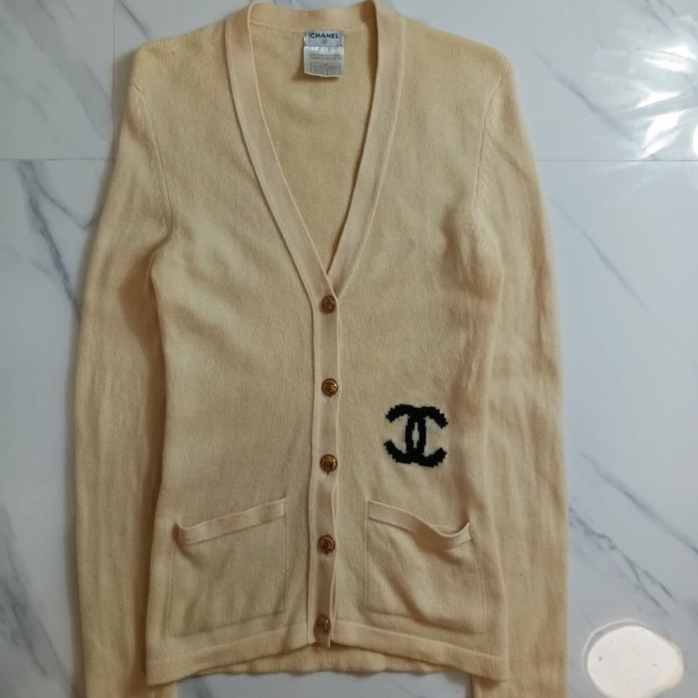 Chanel Cashmere Cardigan feat signature Chanel Coco mark in eggshell size 36